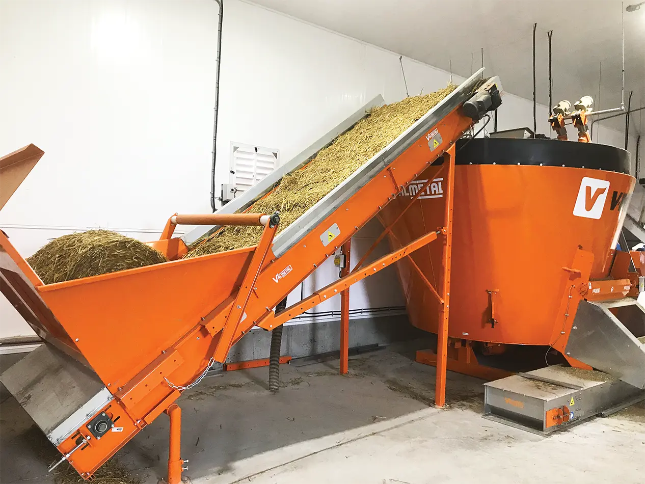 Stationary bale unroller